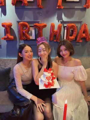 Tenka Hashimoto Instagram - この前、32歳になりました。
自分の誕生日プレゼントにデジカメを買ったのですが
使い方が全然分からず、友達も使い方が分からず、
撮った写真を見返せばピンボケの嵐で
デジタルについていけない…これが32歳か…と老いを感じました。
最初に言うと、私はお祝いされることが意外とあまり得意ではなく
不思議なことに年々、自分の誕生日なんて
心底、どうでもよくなっていくものです。
ましてや、自分の誕生日なんて他人にとってはどーでもよくて、
ただの普通の日であり、変わらない日常です。
そんな普通の日を、私を思って、
特別な日にしてくれるその気持ちが
申し訳ないと思いつつ、
心の奥底ではとっても、とても嬉しいと思ってしまう自分がいます。
ファンの皆さまもいつもありがとうございます。
俯瞰して見ても私は本当にちっぽけで、
応援や支えがあって成り立ってる人間です。
だからこそ、感謝の気持ちを忘れずに、
そしてちゃんと感謝を伝えながら生きていきたいです。
だから、まず、本当に、ありがとうございます。
狭く、着実に、誠実に、
守りたいものはしっかり守れる人間でいられるよう
強く生きていきたく思います。
そして、年齢には抗わず、現実を受け入れながら
うまくお付き合いしていきたいと思います。
今後とも末永く、よろしくお願いします。