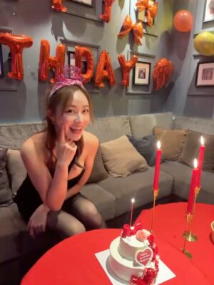 Tenka Hashimoto Instagram - この前、32歳になりました。

自分の誕生日プレゼントにデジカメを買ったのですが
使い方が全然分からず、友達も使い方が分からず、
撮った写真を見返せばピンボケの嵐で
デジタルについていけない…これが32歳か…と老いを感じました。

最初に言うと、私はお祝いされることが意外とあまり得意ではなく
不思議なことに年々、自分の誕生日なんて
心底、どうでもよくなっていくものです。

ましてや、自分の誕生日なんて他人にとってはどーでもよくて、
ただの普通の日であり、変わらない日常です。

そんな普通の日を、私を思って、
特別な日にしてくれるその気持ちが
申し訳ないと思いつつ、
心の奥底ではとっても、とても嬉しいと思ってしまう自分がいます。

ファンの皆さまもいつもありがとうございます。
俯瞰して見ても私は本当にちっぽけで、
応援や支えがあって成り立ってる人間です。
だからこそ、感謝の気持ちを忘れずに、
そしてちゃんと感謝を伝えながら生きていきたいです。

だから、まず、本当に、ありがとうございます。

狭く、着実に、誠実に、
守りたいものはしっかり守れる人間でいられるよう
強く生きていきたく思います。

そして、年齢には抗わず、現実を受け入れながら
うまくお付き合いしていきたいと思います。

今後とも末永く、よろしくお願いします。