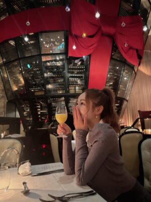 Tenka Hashimoto Instagram - この前、32歳になりました。
自分の誕生日プレゼントにデジカメを買ったのですが
使い方が全然分からず、友達も使い方が分からず、
撮った写真を見返せばピンボケの嵐で
デジタルについていけない…これが32歳か…と老いを感じました。
最初に言うと、私はお祝いされることが意外とあまり得意ではなく
不思議なことに年々、自分の誕生日なんて
心底、どうでもよくなっていくものです。
ましてや、自分の誕生日なんて他人にとってはどーでもよくて、
ただの普通の日であり、変わらない日常です。
そんな普通の日を、私を思って、
特別な日にしてくれるその気持ちが
申し訳ないと思いつつ、
心の奥底ではとっても、とても嬉しいと思ってしまう自分がいます。
ファンの皆さまもいつもありがとうございます。
俯瞰して見ても私は本当にちっぽけで、
応援や支えがあって成り立ってる人間です。
だからこそ、感謝の気持ちを忘れずに、
そしてちゃんと感謝を伝えながら生きていきたいです。
だから、まず、本当に、ありがとうございます。
狭く、着実に、誠実に、
守りたいものはしっかり守れる人間でいられるよう
強く生きていきたく思います。
そして、年齢には抗わず、現実を受け入れながら
うまくお付き合いしていきたいと思います。
今後とも末永く、よろしくお願いします。
