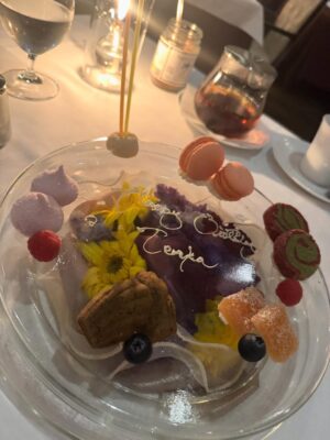 Tenka Hashimoto Instagram - この前、32歳になりました。
自分の誕生日プレゼントにデジカメを買ったのですが
使い方が全然分からず、友達も使い方が分からず、
撮った写真を見返せばピンボケの嵐で
デジタルについていけない…これが32歳か…と老いを感じました。
最初に言うと、私はお祝いされることが意外とあまり得意ではなく
不思議なことに年々、自分の誕生日なんて
心底、どうでもよくなっていくものです。
ましてや、自分の誕生日なんて他人にとってはどーでもよくて、
ただの普通の日であり、変わらない日常です。
そんな普通の日を、私を思って、
特別な日にしてくれるその気持ちが
申し訳ないと思いつつ、
心の奥底ではとっても、とても嬉しいと思ってしまう自分がいます。
ファンの皆さまもいつもありがとうございます。
俯瞰して見ても私は本当にちっぽけで、
応援や支えがあって成り立ってる人間です。
だからこそ、感謝の気持ちを忘れずに、
そしてちゃんと感謝を伝えながら生きていきたいです。
だから、まず、本当に、ありがとうございます。
狭く、着実に、誠実に、
守りたいものはしっかり守れる人間でいられるよう
強く生きていきたく思います。
そして、年齢には抗わず、現実を受け入れながら
うまくお付き合いしていきたいと思います。
今後とも末永く、よろしくお願いします。