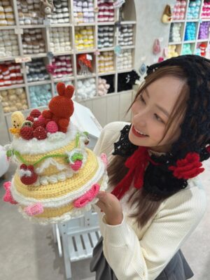 Tenka Hashimoto Instagram - この前、32歳になりました。
自分の誕生日プレゼントにデジカメを買ったのですが
使い方が全然分からず、友達も使い方が分からず、
撮った写真を見返せばピンボケの嵐で
デジタルについていけない…これが32歳か…と老いを感じました。
最初に言うと、私はお祝いされることが意外とあまり得意ではなく
不思議なことに年々、自分の誕生日なんて
心底、どうでもよくなっていくものです。
ましてや、自分の誕生日なんて他人にとってはどーでもよくて、
ただの普通の日であり、変わらない日常です。
そんな普通の日を、私を思って、
特別な日にしてくれるその気持ちが
申し訳ないと思いつつ、
心の奥底ではとっても、とても嬉しいと思ってしまう自分がいます。
ファンの皆さまもいつもありがとうございます。
俯瞰して見ても私は本当にちっぽけで、
応援や支えがあって成り立ってる人間です。
だからこそ、感謝の気持ちを忘れずに、
そしてちゃんと感謝を伝えながら生きていきたいです。
だから、まず、本当に、ありがとうございます。
狭く、着実に、誠実に、
守りたいものはしっかり守れる人間でいられるよう
強く生きていきたく思います。
そして、年齢には抗わず、現実を受け入れながら
うまくお付き合いしていきたいと思います。
今後とも末永く、よろしくお願いします。