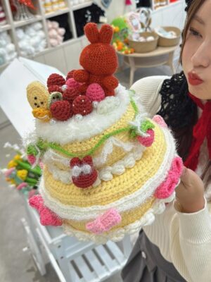 Tenka Hashimoto Instagram - この前、32歳になりました。
自分の誕生日プレゼントにデジカメを買ったのですが
使い方が全然分からず、友達も使い方が分からず、
撮った写真を見返せばピンボケの嵐で
デジタルについていけない…これが32歳か…と老いを感じました。
最初に言うと、私はお祝いされることが意外とあまり得意ではなく
不思議なことに年々、自分の誕生日なんて
心底、どうでもよくなっていくものです。
ましてや、自分の誕生日なんて他人にとってはどーでもよくて、
ただの普通の日であり、変わらない日常です。
そんな普通の日を、私を思って、
特別な日にしてくれるその気持ちが
申し訳ないと思いつつ、
心の奥底ではとっても、とても嬉しいと思ってしまう自分がいます。
ファンの皆さまもいつもありがとうございます。
俯瞰して見ても私は本当にちっぽけで、
応援や支えがあって成り立ってる人間です。
だからこそ、感謝の気持ちを忘れずに、
そしてちゃんと感謝を伝えながら生きていきたいです。
だから、まず、本当に、ありがとうございます。
狭く、着実に、誠実に、
守りたいものはしっかり守れる人間でいられるよう
強く生きていきたく思います。
そして、年齢には抗わず、現実を受け入れながら
うまくお付き合いしていきたいと思います。
今後とも末永く、よろしくお願いします。