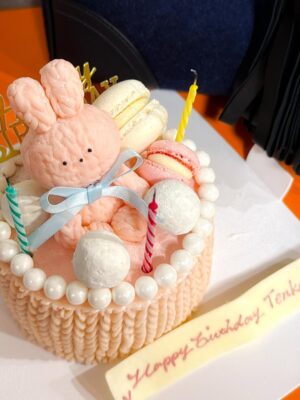 Tenka Hashimoto Instagram - この前、32歳になりました。
自分の誕生日プレゼントにデジカメを買ったのですが
使い方が全然分からず、友達も使い方が分からず、
撮った写真を見返せばピンボケの嵐で
デジタルについていけない…これが32歳か…と老いを感じました。
最初に言うと、私はお祝いされることが意外とあまり得意ではなく
不思議なことに年々、自分の誕生日なんて
心底、どうでもよくなっていくものです。
ましてや、自分の誕生日なんて他人にとってはどーでもよくて、
ただの普通の日であり、変わらない日常です。
そんな普通の日を、私を思って、
特別な日にしてくれるその気持ちが
申し訳ないと思いつつ、
心の奥底ではとっても、とても嬉しいと思ってしまう自分がいます。
ファンの皆さまもいつもありがとうございます。
俯瞰して見ても私は本当にちっぽけで、
応援や支えがあって成り立ってる人間です。
だからこそ、感謝の気持ちを忘れずに、
そしてちゃんと感謝を伝えながら生きていきたいです。
だから、まず、本当に、ありがとうございます。
狭く、着実に、誠実に、
守りたいものはしっかり守れる人間でいられるよう
強く生きていきたく思います。
そして、年齢には抗わず、現実を受け入れながら
うまくお付き合いしていきたいと思います。
今後とも末永く、よろしくお願いします。