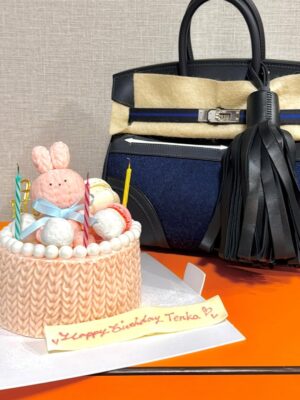 Tenka Hashimoto Instagram - この前、32歳になりました。
自分の誕生日プレゼントにデジカメを買ったのですが
使い方が全然分からず、友達も使い方が分からず、
撮った写真を見返せばピンボケの嵐で
デジタルについていけない…これが32歳か…と老いを感じました。
最初に言うと、私はお祝いされることが意外とあまり得意ではなく
不思議なことに年々、自分の誕生日なんて
心底、どうでもよくなっていくものです。
ましてや、自分の誕生日なんて他人にとってはどーでもよくて、
ただの普通の日であり、変わらない日常です。
そんな普通の日を、私を思って、
特別な日にしてくれるその気持ちが
申し訳ないと思いつつ、
心の奥底ではとっても、とても嬉しいと思ってしまう自分がいます。
ファンの皆さまもいつもありがとうございます。
俯瞰して見ても私は本当にちっぽけで、
応援や支えがあって成り立ってる人間です。
だからこそ、感謝の気持ちを忘れずに、
そしてちゃんと感謝を伝えながら生きていきたいです。
だから、まず、本当に、ありがとうございます。
狭く、着実に、誠実に、
守りたいものはしっかり守れる人間でいられるよう
強く生きていきたく思います。
そして、年齢には抗わず、現実を受け入れながら
うまくお付き合いしていきたいと思います。
今後とも末永く、よろしくお願いします。