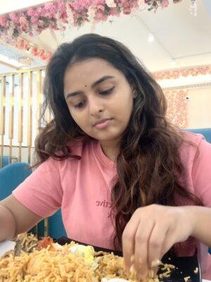 Thamizhvani Instagram - I don’t wait for moments.
I create them 🌸🤎

#QuietPower
#Presence
#SoftStrength
#ChennaiDiaries
#briyani