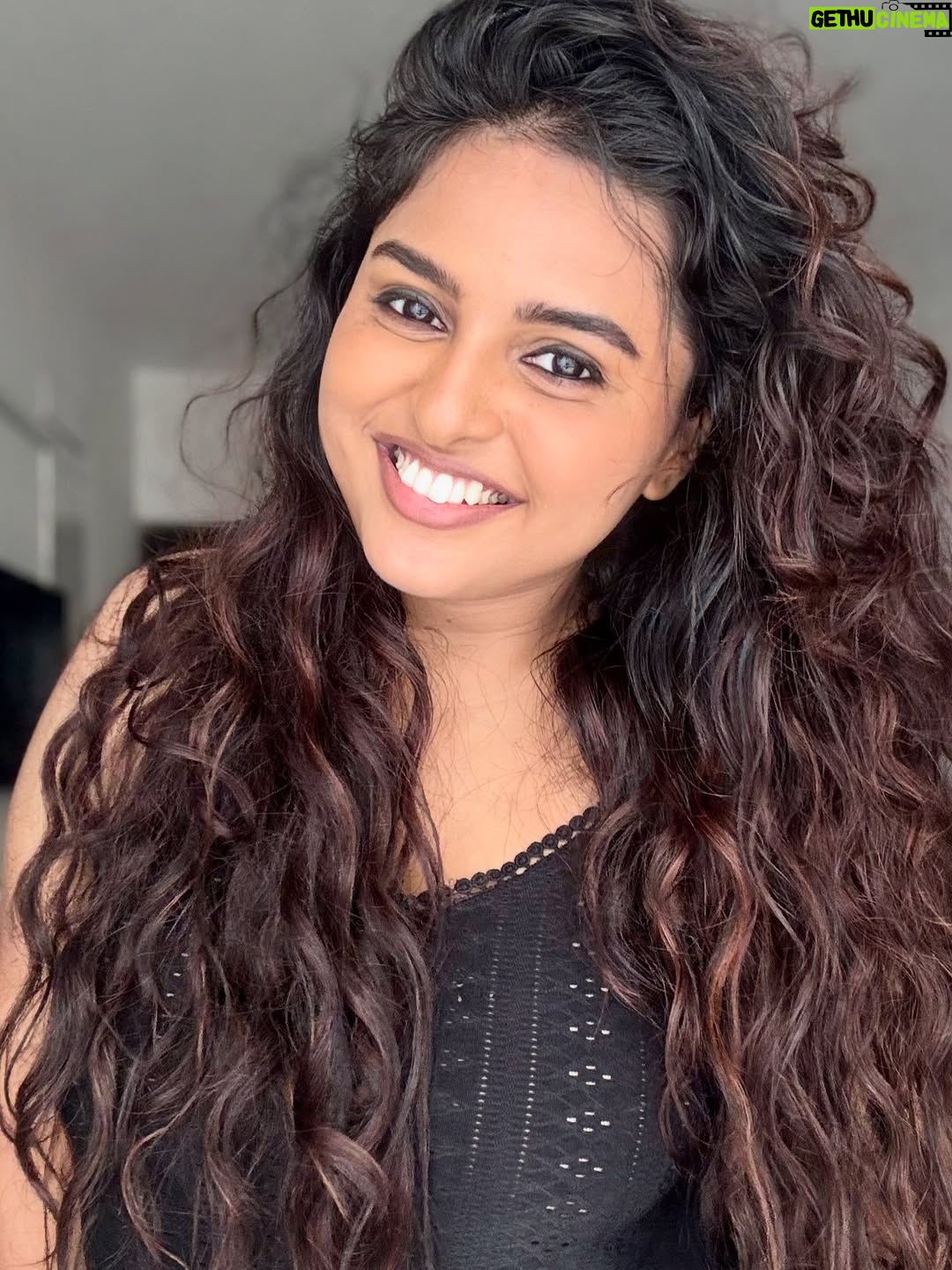 Thamizhvani - 16.6K Likes - Smiling my way through the little moments 🌸✨ 
Positivity only zone 😄💖

#selfietime #HappyEnergy #goodvibes #hairdays
