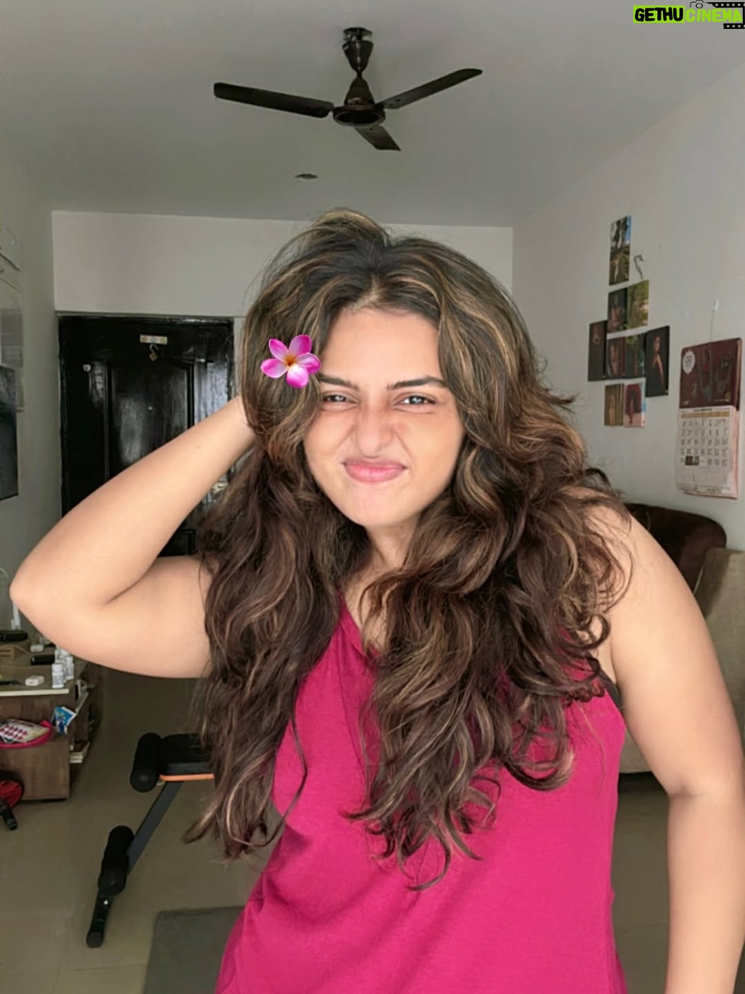 Thamizhvani - 16.6K Likes - Smiling my way through the little moments 🌸✨ 
Positivity only zone 😄💖

#selfietime #HappyEnergy #goodvibes #hairdays