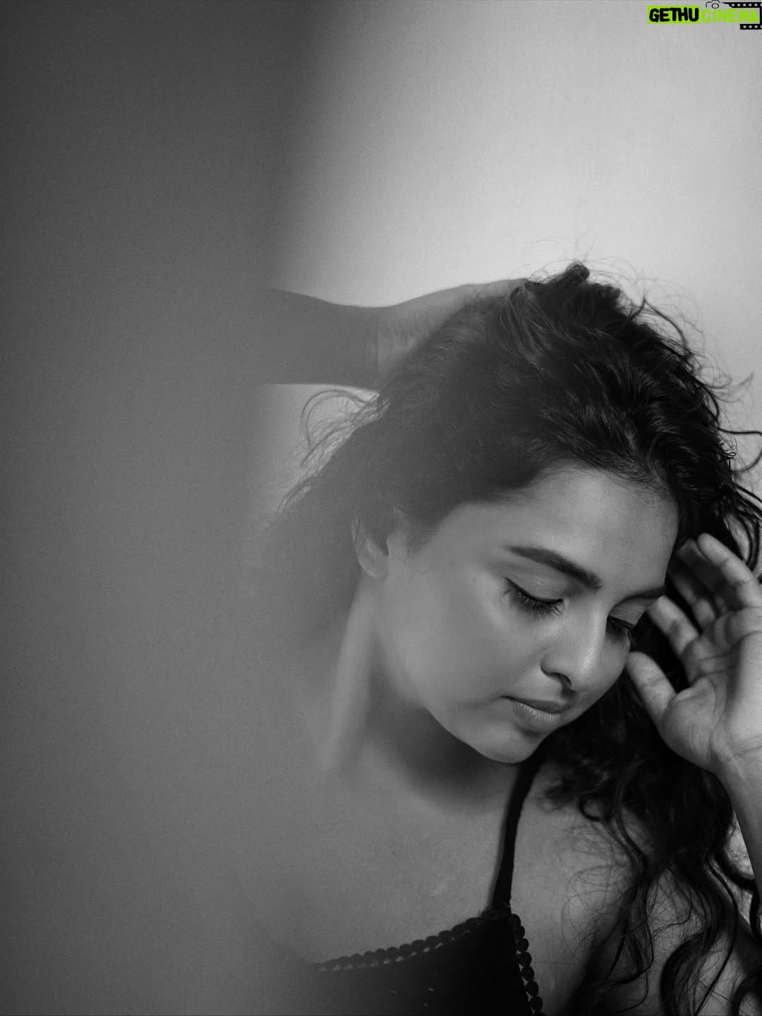 Thamizhvani - 5.5K Likes - Some stories are best told in silence🌌🤍🕊️

Portraits by @portraitsbysaran 

#visualdiary #ArtsyVibes #MoodyAesthetics #RawPortrait
