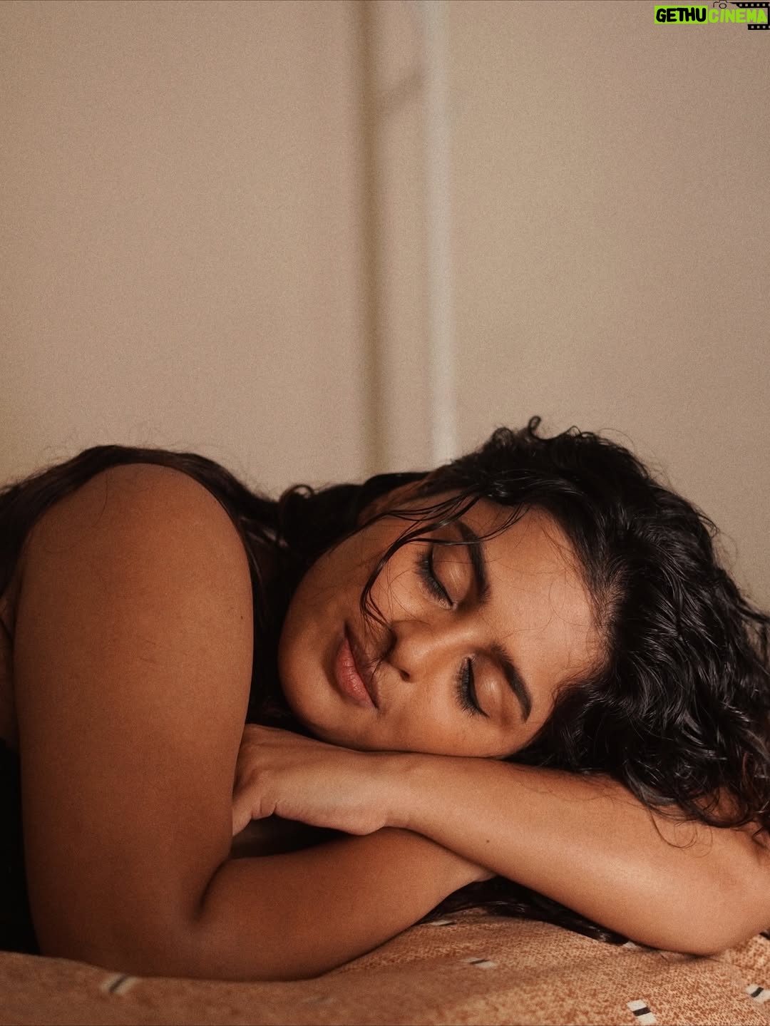 Thamizhvani - 5.5K Likes - Some stories are best told in silence🌌🤍🕊️

Portraits by @portraitsbysaran 

#visualdiary #ArtsyVibes #MoodyAesthetics #RawPortrait