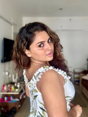 Thamizhvani Instagram - Closing chapters. Keeping the glow ✨

#yearendvibes #glowseason #steve