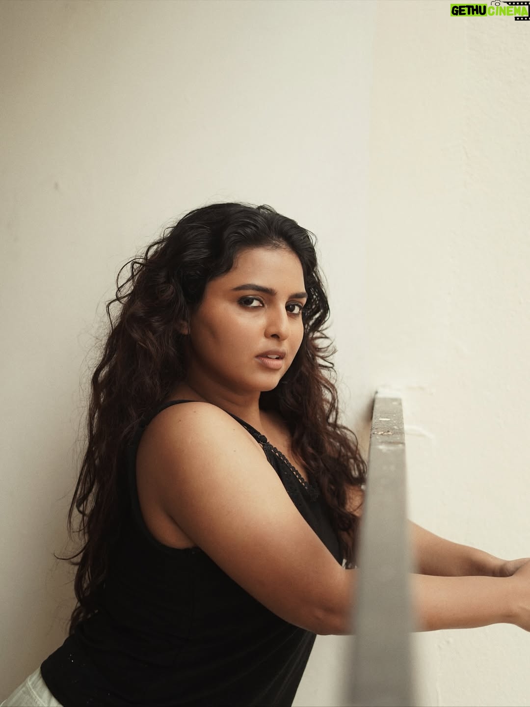 Thamizhvani - 5.5K Likes - Some stories are best told in silence🌌🤍🕊️

Portraits by @portraitsbysaran 

#visualdiary #ArtsyVibes #MoodyAesthetics #RawPortrait