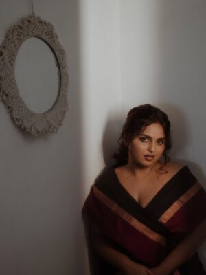Thamizhvani Instagram - Wrapped in tradition, styled with fire 🔥

@nikitaverse 
@bridalartby_nikita 
@mugilan__subramanian 

#foryou #sareedraping #styling #fashionpost