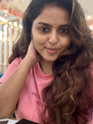 Thamizhvani Instagram - I don’t wait for moments.
I create them 🌸🤎

#QuietPower
#Presence
#SoftStrength
#ChennaiDiaries
#briyani