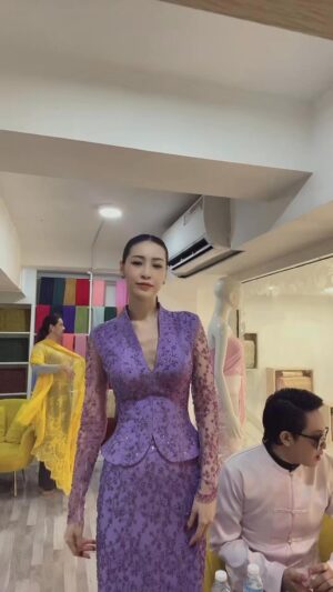 Thandar Bo Instagram - ဘေးက အရူးမကြီးနဲ့ Htet Htet MakeUp 🤣