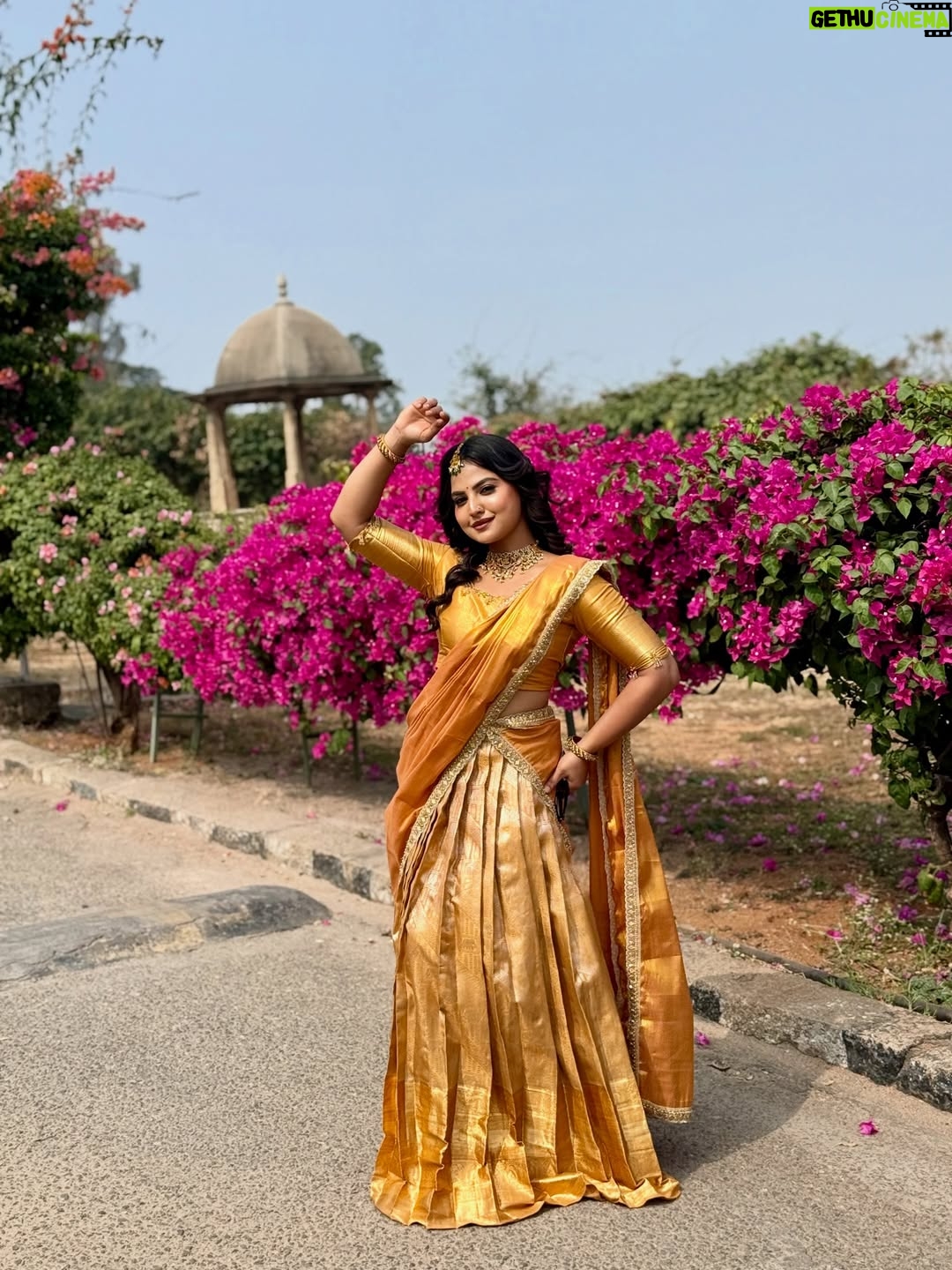 Thanviya Naik - 5.4K Likes - In soft feminine Era🌸

#thanvibalraj 
#instagood 
#instagram 
#artist 
#kannadathi