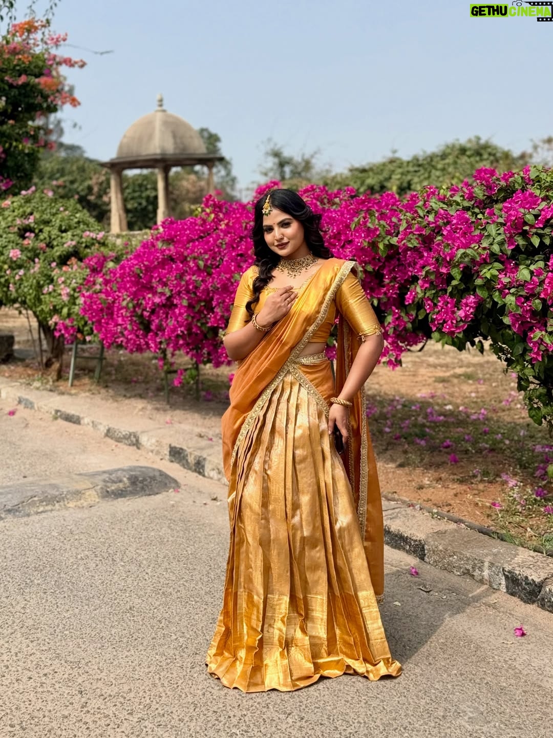 Thanviya Naik - 5.4K Likes - In soft feminine Era🌸

#thanvibalraj 
#instagood 
#instagram 
#artist 
#kannadathi