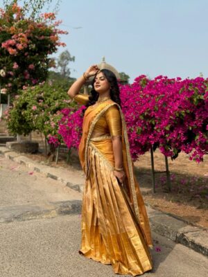 Thanviya Naik Instagram - In soft feminine Era🌸

#thanvibalraj 
#instagood 
#instagram 
#artist 
#kannadathi