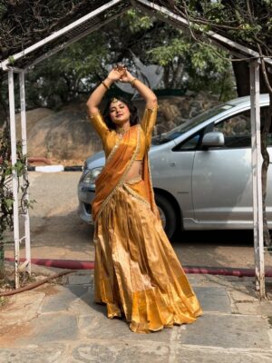 Thanviya Naik Instagram - Girl in gold👑

Beautiful outfit by @inayadesignerstudio 

#thanvibalraj 
#instragram 
#instagood 
#trending 
#explore