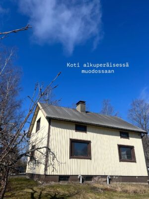 Tiia Elg Instagram - Remontin vaiheita Iisakin kirkossa aka meidän rintamamiestalossa. On ollut monta moneksi. Huvipuistovaihe oli remontin kivoin vaihe. (Kts. Kuvat) 

📌Talon väriksi valikoitu Tikkurilan Q637 Taival @tikkurila_suomi . Oon todella tyytyväinen värivalintaan.

Otimme paneelit valmiiksi maalattuina. Mä maalasin reunalaudat (onkohan oikea termi) ja Aksu maalasi ikkunoiden puitteet. Jotain siis touhuttiin itsekin.