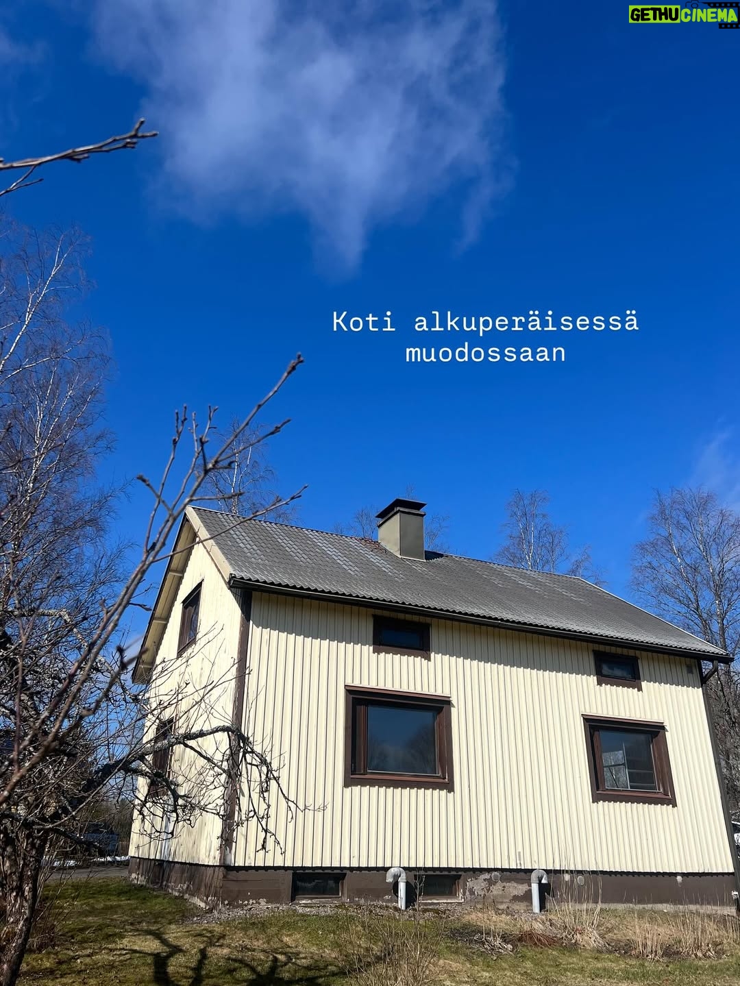 Tiia Elg - 1.9K Likes - Remontin vaiheita Iisakin kirkossa aka meidän rintamamiestalossa. On ollut monta moneksi. Huvipuistovaihe oli remontin kivoin vaihe. (Kts. Kuvat) 

📌Talon väriksi valikoitu Tikkurilan Q637 Taival @tikkurila_suomi . Oon todella tyytyväinen värivalintaan.

Otimme paneelit valmiiksi maalattuina. Mä maalasin reunalaudat (onkohan oikea termi) ja Aksu maalasi ikkunoiden puitteet. Jotain siis touhuttiin itsekin.