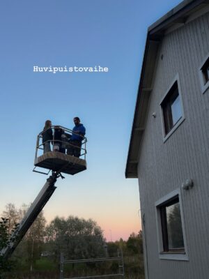 Tiia Elg Instagram - Remontin vaiheita Iisakin kirkossa aka meidän rintamamiestalossa. On ollut monta moneksi. Huvipuistovaihe oli remontin kivoin vaihe. (Kts. Kuvat) 

📌Talon väriksi valikoitu Tikkurilan Q637 Taival @tikkurila_suomi . Oon todella tyytyväinen värivalintaan.

Otimme paneelit valmiiksi maalattuina. Mä maalasin reunalaudat (onkohan oikea termi) ja Aksu maalasi ikkunoiden puitteet. Jotain siis touhuttiin itsekin.