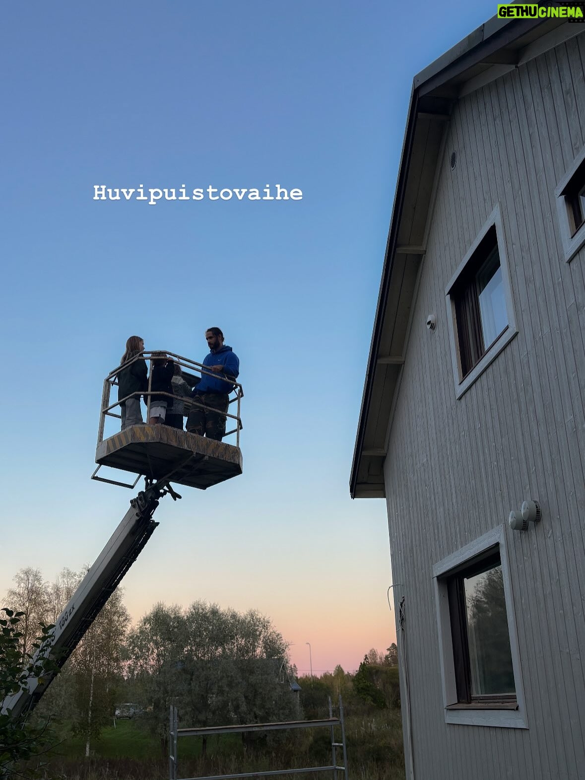 Tiia Elg - 1.9K Likes - Remontin vaiheita Iisakin kirkossa aka meidän rintamamiestalossa. On ollut monta moneksi. Huvipuistovaihe oli remontin kivoin vaihe. (Kts. Kuvat) 

📌Talon väriksi valikoitu Tikkurilan Q637 Taival @tikkurila_suomi . Oon todella tyytyväinen värivalintaan.

Otimme paneelit valmiiksi maalattuina. Mä maalasin reunalaudat (onkohan oikea termi) ja Aksu maalasi ikkunoiden puitteet. Jotain siis touhuttiin itsekin.