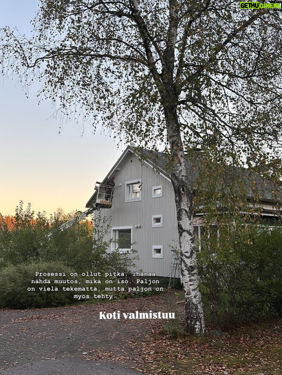 Tiia Elg - 1.9K Likes - Remontin vaiheita Iisakin kirkossa aka meidän rintamamiestalossa. On ollut monta moneksi. Huvipuistovaihe oli remontin kivoin vaihe. (Kts. Kuvat) 

📌Talon väriksi valikoitu Tikkurilan Q637 Taival @tikkurila_suomi . Oon todella tyytyväinen värivalintaan.

Otimme paneelit valmiiksi maalattuina. Mä maalasin reunalaudat (onkohan oikea termi) ja Aksu maalasi ikkunoiden puitteet. Jotain siis touhuttiin itsekin.