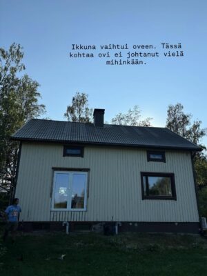 Tiia Elg Instagram - Remontin vaiheita Iisakin kirkossa aka meidän rintamamiestalossa. On ollut monta moneksi. Huvipuistovaihe oli remontin kivoin vaihe. (Kts. Kuvat) 

📌Talon väriksi valikoitu Tikkurilan Q637 Taival @tikkurila_suomi . Oon todella tyytyväinen värivalintaan.

Otimme paneelit valmiiksi maalattuina. Mä maalasin reunalaudat (onkohan oikea termi) ja Aksu maalasi ikkunoiden puitteet. Jotain siis touhuttiin itsekin.