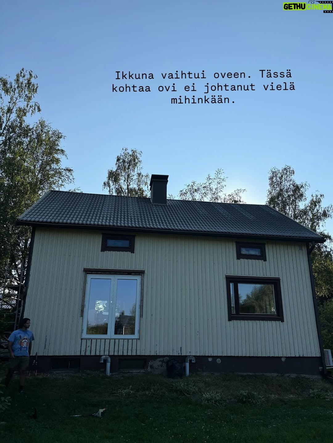 Tiia Elg - 1.9K Likes - Remontin vaiheita Iisakin kirkossa aka meidän rintamamiestalossa. On ollut monta moneksi. Huvipuistovaihe oli remontin kivoin vaihe. (Kts. Kuvat) 

📌Talon väriksi valikoitu Tikkurilan Q637 Taival @tikkurila_suomi . Oon todella tyytyväinen värivalintaan.

Otimme paneelit valmiiksi maalattuina. Mä maalasin reunalaudat (onkohan oikea termi) ja Aksu maalasi ikkunoiden puitteet. Jotain siis touhuttiin itsekin.