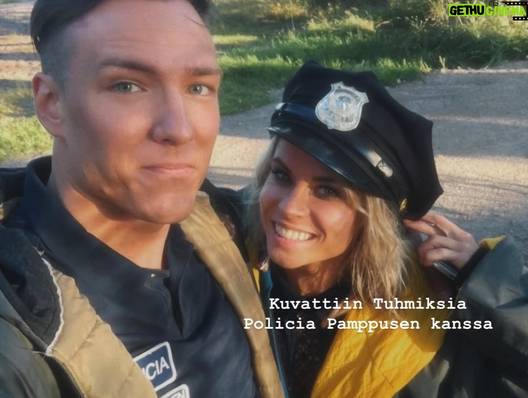 Tiia Elg - 1.5K Likes - 📍 10 vuotta sitten mun tämänhetkinen elämä yllättäen alkoi.

Vuonna 2016 mä asuin mun ystävien kanssa, mentiin minne nenä näytti, ja kyllä se moneen paikkaan osoittikin.

Mä aloitin mun vuoden 2016 Sri Lankalla, hyppäämällä vesiputouksen päältä ja päätin mun vuoden tapaamalla Aksun. Nyt, 10 vuotta myöhemmin, meillä on perhe ja rintamamiestalo remontoitavana.

Paljon tapahtui 10 vuotta sitten. Paljon on tapahtunut viimeisen 10 vuoden aikana. 

Huikean hauskoja hetkiä. ( ja outoja niin kuin mun ja Saulin videot.) Mä en enää pysyisi 2016 itseni perässä, joten on hyvä, että arki on rauhallisempaa kuin ennen.

Mutta sen sanon kuitenkin, että olen onnellinen, että olen mennyt ja tehnyt. Hektisten vuosien jälkeen on ollut ihanaa ja helppoa asettua lapsiarkeen. Hektisiä vuosia ovat nämäkin olleet, mutta eri tavalla.❤️

Jos saisin jotain ottaa mukaan 10 vuoden takaa, ottaisin varmaan mun rohkeuden ja ennakkoluulottomuuden asioita kohtaan. ❣️ ja miksi en saisi ottaa, minussahan ne piirteet ovat olleet, ei se ole kuin herätellä ne takaisin eloon.
