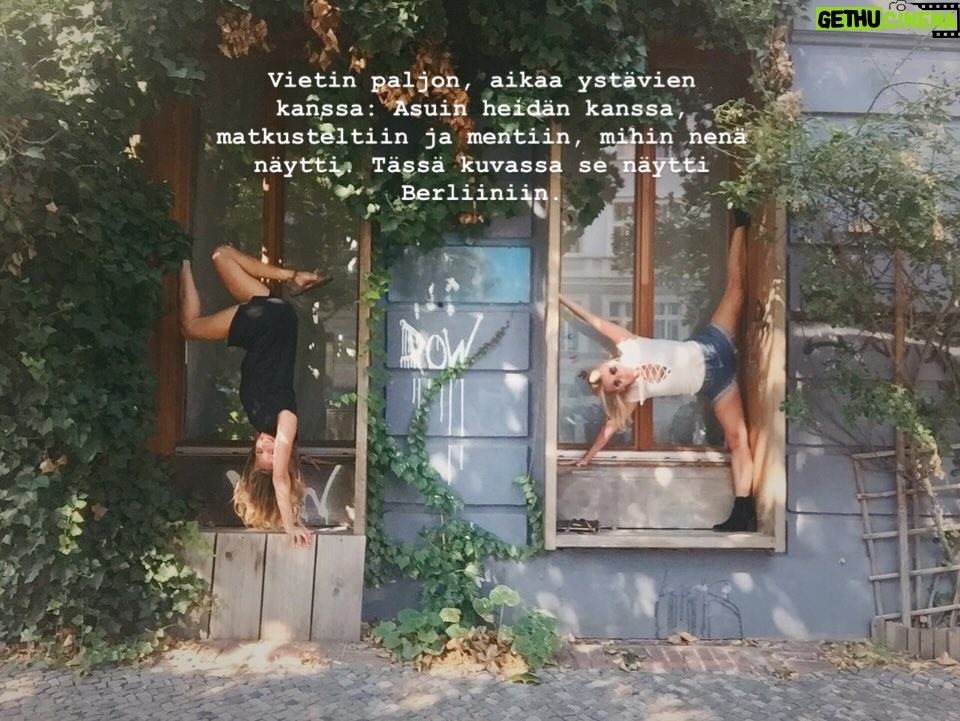 Tiia Elg - 1.5K Likes - 📍 10 vuotta sitten mun tämänhetkinen elämä yllättäen alkoi.

Vuonna 2016 mä asuin mun ystävien kanssa, mentiin minne nenä näytti, ja kyllä se moneen paikkaan osoittikin.

Mä aloitin mun vuoden 2016 Sri Lankalla, hyppäämällä vesiputouksen päältä ja päätin mun vuoden tapaamalla Aksun. Nyt, 10 vuotta myöhemmin, meillä on perhe ja rintamamiestalo remontoitavana.

Paljon tapahtui 10 vuotta sitten. Paljon on tapahtunut viimeisen 10 vuoden aikana. 

Huikean hauskoja hetkiä. ( ja outoja niin kuin mun ja Saulin videot.) Mä en enää pysyisi 2016 itseni perässä, joten on hyvä, että arki on rauhallisempaa kuin ennen.

Mutta sen sanon kuitenkin, että olen onnellinen, että olen mennyt ja tehnyt. Hektisten vuosien jälkeen on ollut ihanaa ja helppoa asettua lapsiarkeen. Hektisiä vuosia ovat nämäkin olleet, mutta eri tavalla.❤️

Jos saisin jotain ottaa mukaan 10 vuoden takaa, ottaisin varmaan mun rohkeuden ja ennakkoluulottomuuden asioita kohtaan. ❣️ ja miksi en saisi ottaa, minussahan ne piirteet ovat olleet, ei se ole kuin herätellä ne takaisin eloon.