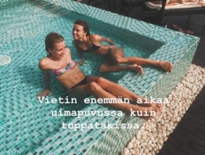 Tiia Elg Instagram - 📍 10 vuotta sitten mun tämänhetkinen elämä yllättäen alkoi.

Vuonna 2016 mä asuin mun ystävien kanssa, mentiin minne nenä näytti, ja kyllä se moneen paikkaan osoittikin.

Mä aloitin mun vuoden 2016 Sri Lankalla, hyppäämällä vesiputouksen päältä ja päätin mun vuoden tapaamalla Aksun. Nyt, 10 vuotta myöhemmin, meillä on perhe ja rintamamiestalo remontoitavana.

Paljon tapahtui 10 vuotta sitten. Paljon on tapahtunut viimeisen 10 vuoden aikana. 

Huikean hauskoja hetkiä. ( ja outoja niin kuin mun ja Saulin videot.) Mä en enää pysyisi 2016 itseni perässä, joten on hyvä, että arki on rauhallisempaa kuin ennen.

Mutta sen sanon kuitenkin, että olen onnellinen, että olen mennyt ja tehnyt. Hektisten vuosien jälkeen on ollut ihanaa ja helppoa asettua lapsiarkeen. Hektisiä vuosia ovat nämäkin olleet, mutta eri tavalla.❤️

Jos saisin jotain ottaa mukaan 10 vuoden takaa, ottaisin varmaan mun rohkeuden ja ennakkoluulottomuuden asioita kohtaan. ❣️ ja miksi en saisi ottaa, minussahan ne piirteet ovat olleet, ei se ole kuin herätellä ne takaisin eloon.