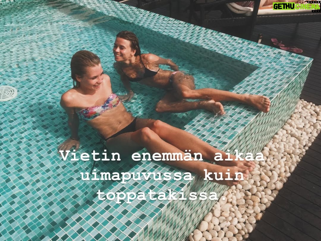 Tiia Elg - 1.5K Likes - 📍 10 vuotta sitten mun tämänhetkinen elämä yllättäen alkoi.

Vuonna 2016 mä asuin mun ystävien kanssa, mentiin minne nenä näytti, ja kyllä se moneen paikkaan osoittikin.

Mä aloitin mun vuoden 2016 Sri Lankalla, hyppäämällä vesiputouksen päältä ja päätin mun vuoden tapaamalla Aksun. Nyt, 10 vuotta myöhemmin, meillä on perhe ja rintamamiestalo remontoitavana.

Paljon tapahtui 10 vuotta sitten. Paljon on tapahtunut viimeisen 10 vuoden aikana. 

Huikean hauskoja hetkiä. ( ja outoja niin kuin mun ja Saulin videot.) Mä en enää pysyisi 2016 itseni perässä, joten on hyvä, että arki on rauhallisempaa kuin ennen.

Mutta sen sanon kuitenkin, että olen onnellinen, että olen mennyt ja tehnyt. Hektisten vuosien jälkeen on ollut ihanaa ja helppoa asettua lapsiarkeen. Hektisiä vuosia ovat nämäkin olleet, mutta eri tavalla.❤️

Jos saisin jotain ottaa mukaan 10 vuoden takaa, ottaisin varmaan mun rohkeuden ja ennakkoluulottomuuden asioita kohtaan. ❣️ ja miksi en saisi ottaa, minussahan ne piirteet ovat olleet, ei se ole kuin herätellä ne takaisin eloon.