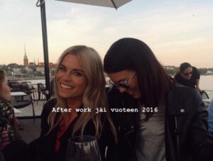 Tiia Elg Instagram - 📍 10 vuotta sitten mun tämänhetkinen elämä yllättäen alkoi.

Vuonna 2016 mä asuin mun ystävien kanssa, mentiin minne nenä näytti, ja kyllä se moneen paikkaan osoittikin.

Mä aloitin mun vuoden 2016 Sri Lankalla, hyppäämällä vesiputouksen päältä ja päätin mun vuoden tapaamalla Aksun. Nyt, 10 vuotta myöhemmin, meillä on perhe ja rintamamiestalo remontoitavana.

Paljon tapahtui 10 vuotta sitten. Paljon on tapahtunut viimeisen 10 vuoden aikana. 

Huikean hauskoja hetkiä. ( ja outoja niin kuin mun ja Saulin videot.) Mä en enää pysyisi 2016 itseni perässä, joten on hyvä, että arki on rauhallisempaa kuin ennen.

Mutta sen sanon kuitenkin, että olen onnellinen, että olen mennyt ja tehnyt. Hektisten vuosien jälkeen on ollut ihanaa ja helppoa asettua lapsiarkeen. Hektisiä vuosia ovat nämäkin olleet, mutta eri tavalla.❤️

Jos saisin jotain ottaa mukaan 10 vuoden takaa, ottaisin varmaan mun rohkeuden ja ennakkoluulottomuuden asioita kohtaan. ❣️ ja miksi en saisi ottaa, minussahan ne piirteet ovat olleet, ei se ole kuin herätellä ne takaisin eloon.