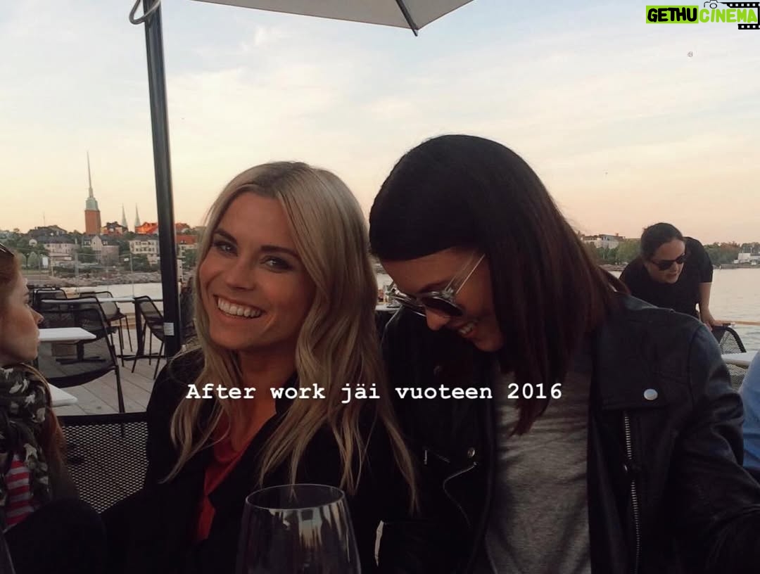 Tiia Elg - 1.5K Likes - 📍 10 vuotta sitten mun tämänhetkinen elämä yllättäen alkoi.

Vuonna 2016 mä asuin mun ystävien kanssa, mentiin minne nenä näytti, ja kyllä se moneen paikkaan osoittikin.

Mä aloitin mun vuoden 2016 Sri Lankalla, hyppäämällä vesiputouksen päältä ja päätin mun vuoden tapaamalla Aksun. Nyt, 10 vuotta myöhemmin, meillä on perhe ja rintamamiestalo remontoitavana.

Paljon tapahtui 10 vuotta sitten. Paljon on tapahtunut viimeisen 10 vuoden aikana. 

Huikean hauskoja hetkiä. ( ja outoja niin kuin mun ja Saulin videot.) Mä en enää pysyisi 2016 itseni perässä, joten on hyvä, että arki on rauhallisempaa kuin ennen.

Mutta sen sanon kuitenkin, että olen onnellinen, että olen mennyt ja tehnyt. Hektisten vuosien jälkeen on ollut ihanaa ja helppoa asettua lapsiarkeen. Hektisiä vuosia ovat nämäkin olleet, mutta eri tavalla.❤️

Jos saisin jotain ottaa mukaan 10 vuoden takaa, ottaisin varmaan mun rohkeuden ja ennakkoluulottomuuden asioita kohtaan. ❣️ ja miksi en saisi ottaa, minussahan ne piirteet ovat olleet, ei se ole kuin herätellä ne takaisin eloon.