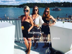 Tiia Elg Instagram - 📍 10 vuotta sitten mun tämänhetkinen elämä yllättäen alkoi.

Vuonna 2016 mä asuin mun ystävien kanssa, mentiin minne nenä näytti, ja kyllä se moneen paikkaan osoittikin.

Mä aloitin mun vuoden 2016 Sri Lankalla, hyppäämällä vesiputouksen päältä ja päätin mun vuoden tapaamalla Aksun. Nyt, 10 vuotta myöhemmin, meillä on perhe ja rintamamiestalo remontoitavana.

Paljon tapahtui 10 vuotta sitten. Paljon on tapahtunut viimeisen 10 vuoden aikana. 

Huikean hauskoja hetkiä. ( ja outoja niin kuin mun ja Saulin videot.) Mä en enää pysyisi 2016 itseni perässä, joten on hyvä, että arki on rauhallisempaa kuin ennen.

Mutta sen sanon kuitenkin, että olen onnellinen, että olen mennyt ja tehnyt. Hektisten vuosien jälkeen on ollut ihanaa ja helppoa asettua lapsiarkeen. Hektisiä vuosia ovat nämäkin olleet, mutta eri tavalla.❤️

Jos saisin jotain ottaa mukaan 10 vuoden takaa, ottaisin varmaan mun rohkeuden ja ennakkoluulottomuuden asioita kohtaan. ❣️ ja miksi en saisi ottaa, minussahan ne piirteet ovat olleet, ei se ole kuin herätellä ne takaisin eloon.