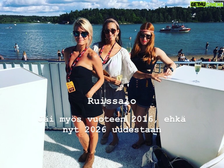 Tiia Elg - 1.5K Likes - 📍 10 vuotta sitten mun tämänhetkinen elämä yllättäen alkoi.

Vuonna 2016 mä asuin mun ystävien kanssa, mentiin minne nenä näytti, ja kyllä se moneen paikkaan osoittikin.

Mä aloitin mun vuoden 2016 Sri Lankalla, hyppäämällä vesiputouksen päältä ja päätin mun vuoden tapaamalla Aksun. Nyt, 10 vuotta myöhemmin, meillä on perhe ja rintamamiestalo remontoitavana.

Paljon tapahtui 10 vuotta sitten. Paljon on tapahtunut viimeisen 10 vuoden aikana. 

Huikean hauskoja hetkiä. ( ja outoja niin kuin mun ja Saulin videot.) Mä en enää pysyisi 2016 itseni perässä, joten on hyvä, että arki on rauhallisempaa kuin ennen.

Mutta sen sanon kuitenkin, että olen onnellinen, että olen mennyt ja tehnyt. Hektisten vuosien jälkeen on ollut ihanaa ja helppoa asettua lapsiarkeen. Hektisiä vuosia ovat nämäkin olleet, mutta eri tavalla.❤️

Jos saisin jotain ottaa mukaan 10 vuoden takaa, ottaisin varmaan mun rohkeuden ja ennakkoluulottomuuden asioita kohtaan. ❣️ ja miksi en saisi ottaa, minussahan ne piirteet ovat olleet, ei se ole kuin herätellä ne takaisin eloon.