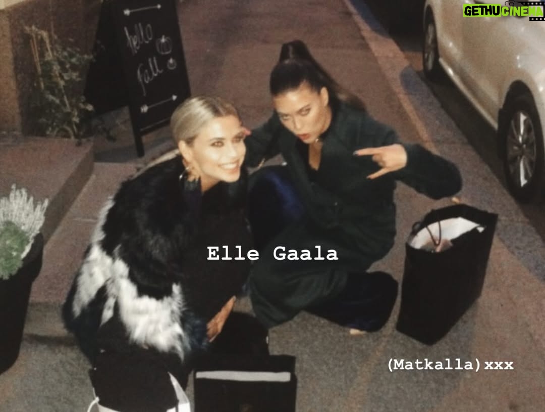 Tiia Elg - 1.5K Likes - 📍 10 vuotta sitten mun tämänhetkinen elämä yllättäen alkoi.

Vuonna 2016 mä asuin mun ystävien kanssa, mentiin minne nenä näytti, ja kyllä se moneen paikkaan osoittikin.

Mä aloitin mun vuoden 2016 Sri Lankalla, hyppäämällä vesiputouksen päältä ja päätin mun vuoden tapaamalla Aksun. Nyt, 10 vuotta myöhemmin, meillä on perhe ja rintamamiestalo remontoitavana.

Paljon tapahtui 10 vuotta sitten. Paljon on tapahtunut viimeisen 10 vuoden aikana. 

Huikean hauskoja hetkiä. ( ja outoja niin kuin mun ja Saulin videot.) Mä en enää pysyisi 2016 itseni perässä, joten on hyvä, että arki on rauhallisempaa kuin ennen.

Mutta sen sanon kuitenkin, että olen onnellinen, että olen mennyt ja tehnyt. Hektisten vuosien jälkeen on ollut ihanaa ja helppoa asettua lapsiarkeen. Hektisiä vuosia ovat nämäkin olleet, mutta eri tavalla.❤️

Jos saisin jotain ottaa mukaan 10 vuoden takaa, ottaisin varmaan mun rohkeuden ja ennakkoluulottomuuden asioita kohtaan. ❣️ ja miksi en saisi ottaa, minussahan ne piirteet ovat olleet, ei se ole kuin herätellä ne takaisin eloon.