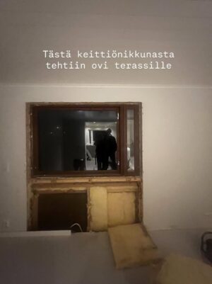 Tiia Elg Instagram - Remontin vaiheita Iisakin kirkossa aka meidän rintamamiestalossa. On ollut monta moneksi. Huvipuistovaihe oli remontin kivoin vaihe. (Kts. Kuvat) 

📌Talon väriksi valikoitu Tikkurilan Q637 Taival @tikkurila_suomi . Oon todella tyytyväinen värivalintaan.

Otimme paneelit valmiiksi maalattuina. Mä maalasin reunalaudat (onkohan oikea termi) ja Aksu maalasi ikkunoiden puitteet. Jotain siis touhuttiin itsekin.