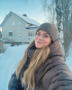 Tiia Elg Instagram - Hyvää Uutta Vuotta kaikki❣️ 

📍 = loman aikana ollut koti ja hyvä niin, on tämän pirtin eteen aherrettukin. 

Syksyllä uusittiin ulkoverhouspaneelit ja eristeet vaihdettiin. Sen ansiosta koti tuntuu nyt kodilta. Muutos on iso, ettei samaksi taloksi tunnista. Vai mitä olette mieltä? 

Kodin uuden vuoden toiveet ovat lasitus terassille, sekä pihasauna olisi 🍒

Pssst. Jos et ole ehtinyt kuunnella mun ja @elinanucha uusinta podcast jakso, linkki löytyy biosta ❣️

🎙️ Podcastjaksossa: – muistelemme mennyttä vuotta – vastaamme 7 tärkeään kysymykseen, joihin jokaisen olisi hyvä pysähtyä vastaamaan
Paljon itsereflektiota, pohdintaa ja elämää sellaisena kuin se on.