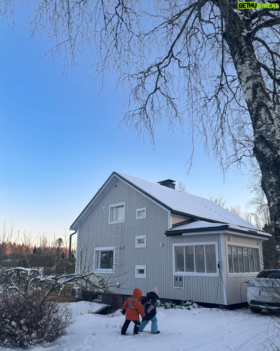 Tiia Elg - 4K Likes - Hyvää Uutta Vuotta kaikki❣️ 

📍 = loman aikana ollut koti ja hyvä niin, on tämän pirtin eteen aherrettukin. 

Syksyllä uusittiin ulkoverhouspaneelit ja eristeet vaihdettiin. Sen ansiosta koti tuntuu nyt kodilta. Muutos on iso, ettei samaksi taloksi tunnista. Vai mitä olette mieltä? 

Kodin uuden vuoden toiveet ovat lasitus terassille, sekä pihasauna olisi 🍒

Pssst. Jos et ole ehtinyt kuunnella mun ja @elinanucha uusinta podcast jakso, linkki löytyy biosta ❣️

🎙️ Podcastjaksossa: – muistelemme mennyttä vuotta – vastaamme 7 tärkeään kysymykseen, joihin jokaisen olisi hyvä pysähtyä vastaamaan
Paljon itsereflektiota, pohdintaa ja elämää sellaisena kuin se on.