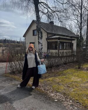 Tiia Elg Instagram - Hyvää Uutta Vuotta kaikki❣️ 

📍 = loman aikana ollut koti ja hyvä niin, on tämän pirtin eteen aherrettukin. 

Syksyllä uusittiin ulkoverhouspaneelit ja eristeet vaihdettiin. Sen ansiosta koti tuntuu nyt kodilta. Muutos on iso, ettei samaksi taloksi tunnista. Vai mitä olette mieltä? 

Kodin uuden vuoden toiveet ovat lasitus terassille, sekä pihasauna olisi 🍒

Pssst. Jos et ole ehtinyt kuunnella mun ja @elinanucha uusinta podcast jakso, linkki löytyy biosta ❣️

🎙️ Podcastjaksossa: – muistelemme mennyttä vuotta – vastaamme 7 tärkeään kysymykseen, joihin jokaisen olisi hyvä pysähtyä vastaamaan
Paljon itsereflektiota, pohdintaa ja elämää sellaisena kuin se on.