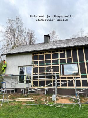 Tiia Elg Instagram - Remontin vaiheita Iisakin kirkossa aka meidän rintamamiestalossa. On ollut monta moneksi. Huvipuistovaihe oli remontin kivoin vaihe. (Kts. Kuvat) 

📌Talon väriksi valikoitu Tikkurilan Q637 Taival @tikkurila_suomi . Oon todella tyytyväinen värivalintaan.

Otimme paneelit valmiiksi maalattuina. Mä maalasin reunalaudat (onkohan oikea termi) ja Aksu maalasi ikkunoiden puitteet. Jotain siis touhuttiin itsekin.