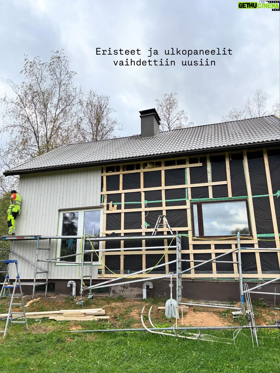 Tiia Elg - 1.9K Likes - Remontin vaiheita Iisakin kirkossa aka meidän rintamamiestalossa. On ollut monta moneksi. Huvipuistovaihe oli remontin kivoin vaihe. (Kts. Kuvat) 

📌Talon väriksi valikoitu Tikkurilan Q637 Taival @tikkurila_suomi . Oon todella tyytyväinen värivalintaan.

Otimme paneelit valmiiksi maalattuina. Mä maalasin reunalaudat (onkohan oikea termi) ja Aksu maalasi ikkunoiden puitteet. Jotain siis touhuttiin itsekin.