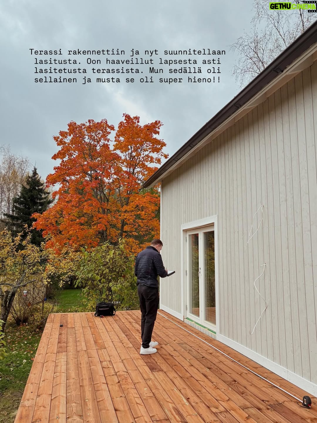 Tiia Elg - 1.9K Likes - Remontin vaiheita Iisakin kirkossa aka meidän rintamamiestalossa. On ollut monta moneksi. Huvipuistovaihe oli remontin kivoin vaihe. (Kts. Kuvat) 

📌Talon väriksi valikoitu Tikkurilan Q637 Taival @tikkurila_suomi . Oon todella tyytyväinen värivalintaan.

Otimme paneelit valmiiksi maalattuina. Mä maalasin reunalaudat (onkohan oikea termi) ja Aksu maalasi ikkunoiden puitteet. Jotain siis touhuttiin itsekin.
