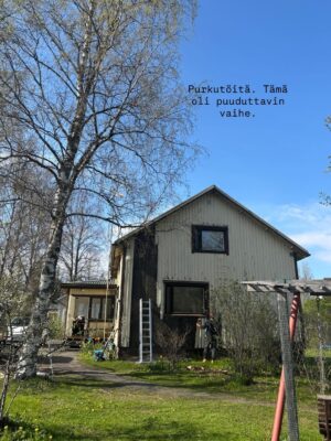 Tiia Elg Instagram - Remontin vaiheita Iisakin kirkossa aka meidän rintamamiestalossa. On ollut monta moneksi. Huvipuistovaihe oli remontin kivoin vaihe. (Kts. Kuvat) 

📌Talon väriksi valikoitu Tikkurilan Q637 Taival @tikkurila_suomi . Oon todella tyytyväinen värivalintaan.

Otimme paneelit valmiiksi maalattuina. Mä maalasin reunalaudat (onkohan oikea termi) ja Aksu maalasi ikkunoiden puitteet. Jotain siis touhuttiin itsekin.