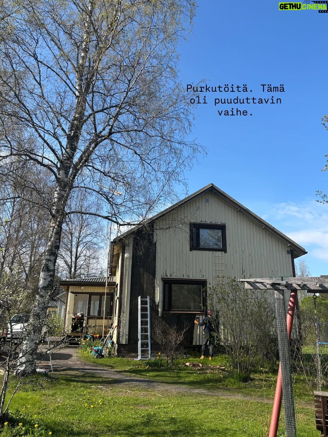 Tiia Elg - 1.9K Likes - Remontin vaiheita Iisakin kirkossa aka meidän rintamamiestalossa. On ollut monta moneksi. Huvipuistovaihe oli remontin kivoin vaihe. (Kts. Kuvat) 

📌Talon väriksi valikoitu Tikkurilan Q637 Taival @tikkurila_suomi . Oon todella tyytyväinen värivalintaan.

Otimme paneelit valmiiksi maalattuina. Mä maalasin reunalaudat (onkohan oikea termi) ja Aksu maalasi ikkunoiden puitteet. Jotain siis touhuttiin itsekin.