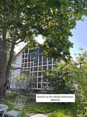 Tiia Elg Instagram - Remontin vaiheita Iisakin kirkossa aka meidän rintamamiestalossa. On ollut monta moneksi. Huvipuistovaihe oli remontin kivoin vaihe. (Kts. Kuvat) 

📌Talon väriksi valikoitu Tikkurilan Q637 Taival @tikkurila_suomi . Oon todella tyytyväinen värivalintaan.

Otimme paneelit valmiiksi maalattuina. Mä maalasin reunalaudat (onkohan oikea termi) ja Aksu maalasi ikkunoiden puitteet. Jotain siis touhuttiin itsekin.