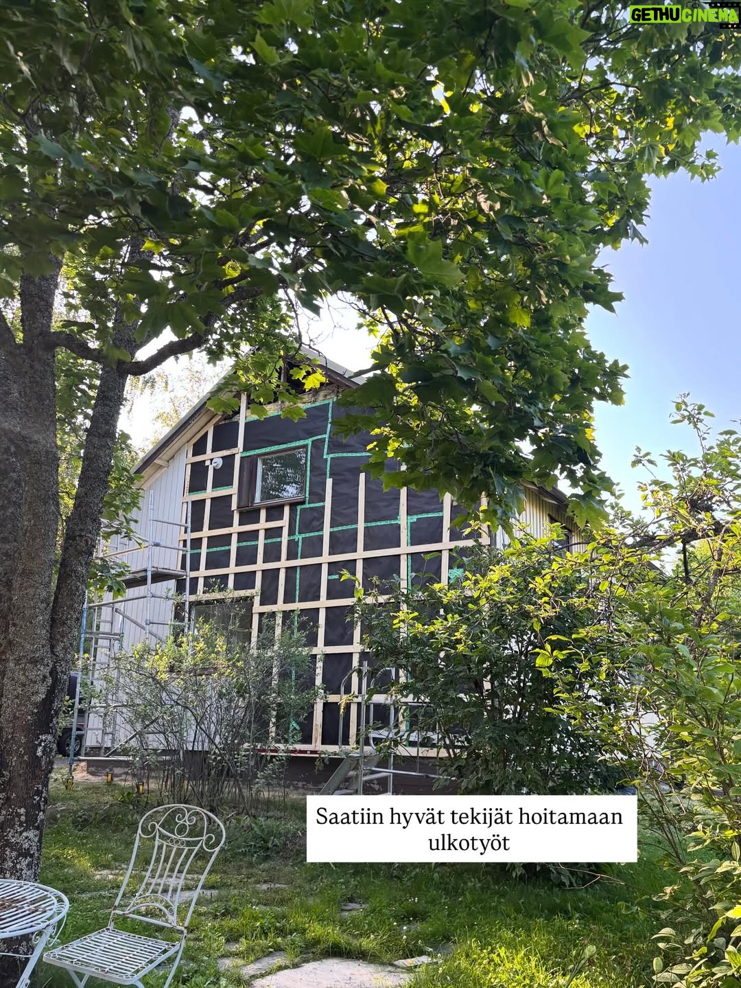 Tiia Elg - 1.9K Likes - Remontin vaiheita Iisakin kirkossa aka meidän rintamamiestalossa. On ollut monta moneksi. Huvipuistovaihe oli remontin kivoin vaihe. (Kts. Kuvat) 

📌Talon väriksi valikoitu Tikkurilan Q637 Taival @tikkurila_suomi . Oon todella tyytyväinen värivalintaan.

Otimme paneelit valmiiksi maalattuina. Mä maalasin reunalaudat (onkohan oikea termi) ja Aksu maalasi ikkunoiden puitteet. Jotain siis touhuttiin itsekin.