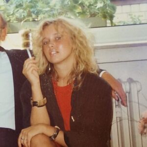 Tina Ruland Instagram - Und nochmal einen Wimpernschlag später mit Anfang 20.
Dauerwelle sitzt nach wie vor😂
.
#Schauspielerin #throwback #tbt #hauptstadt #berlin #hauptstadtliebe #hauptstadtleben #reisende #traveller #travelblogger #reisenmachtglücklich #twenty #Dauerwelle #blondshavemorefun